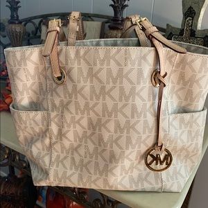 ❣️SOLD❣️MK Purse
